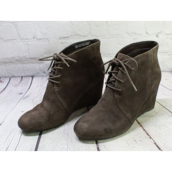 Clarks Brown Suede Lace Up Casual Wedge Ankle Booties Size 7.5 M - Picture 2 of 9